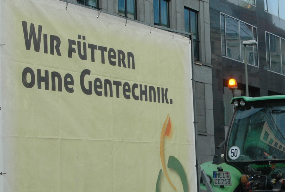 "Wir füttern ohne Gentechnik" Banner an Traktor (Wir haben es satt!-Demo 2019)