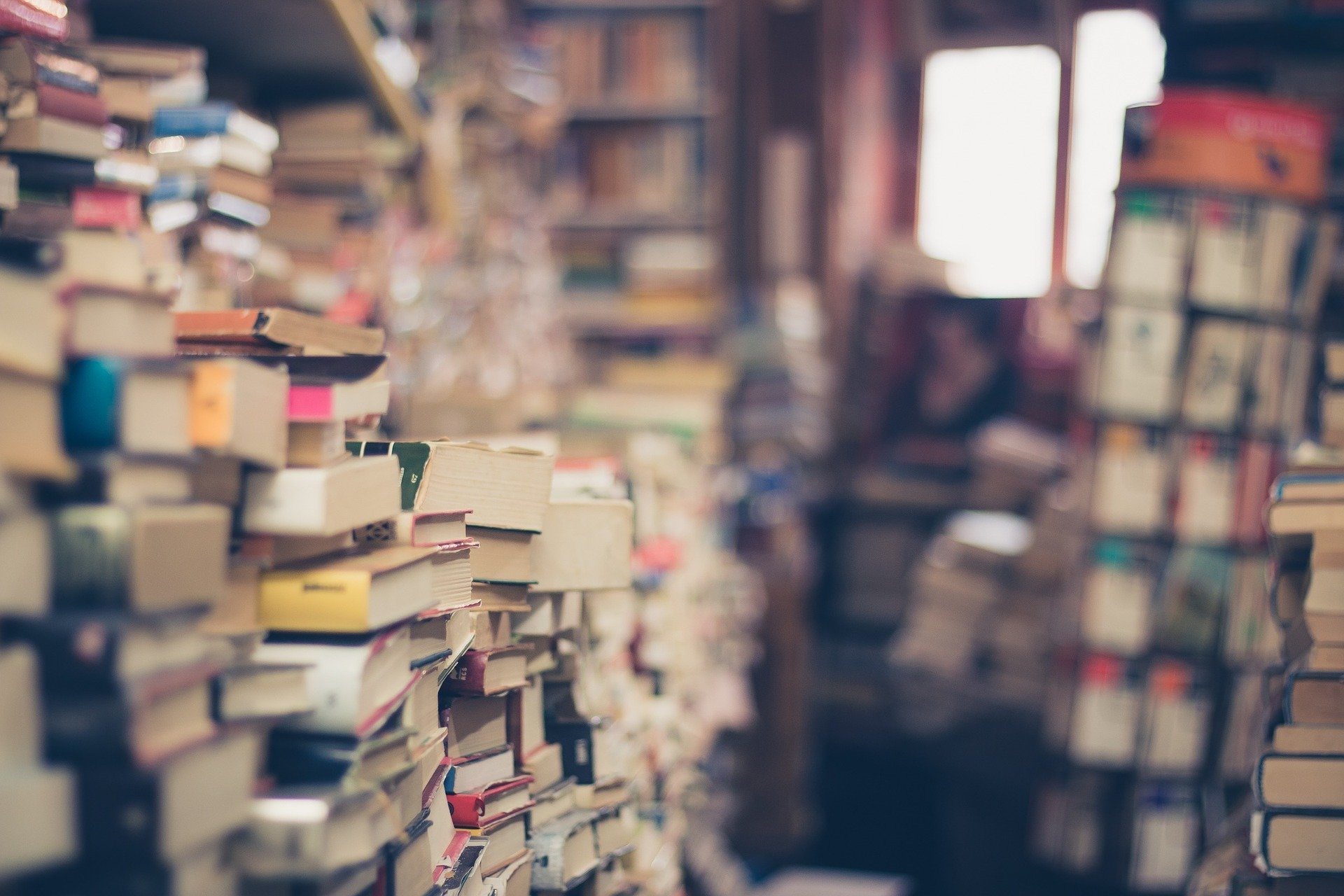 Bücherstapel auf engem Raum