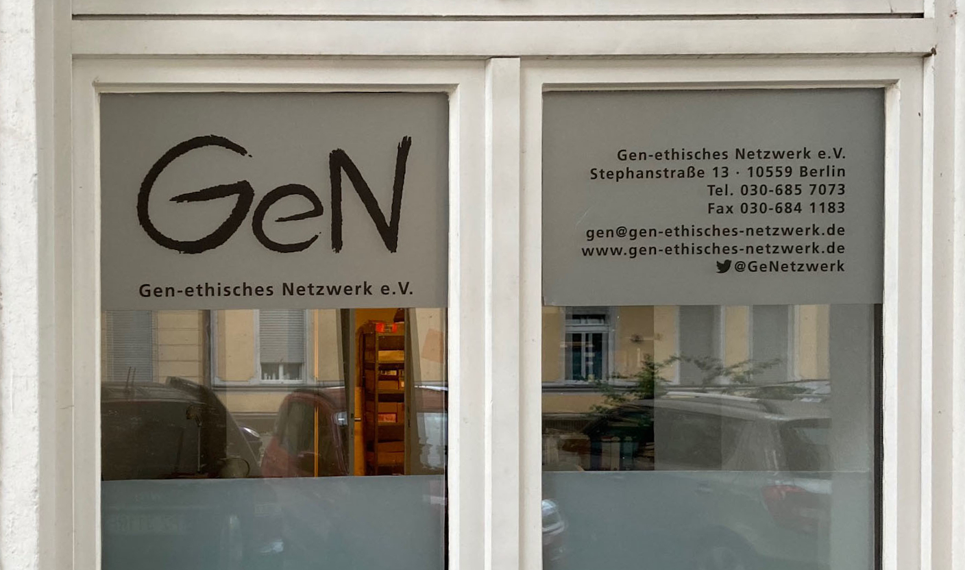 Das Fenster des GeN-Büros mit Schriftzug.