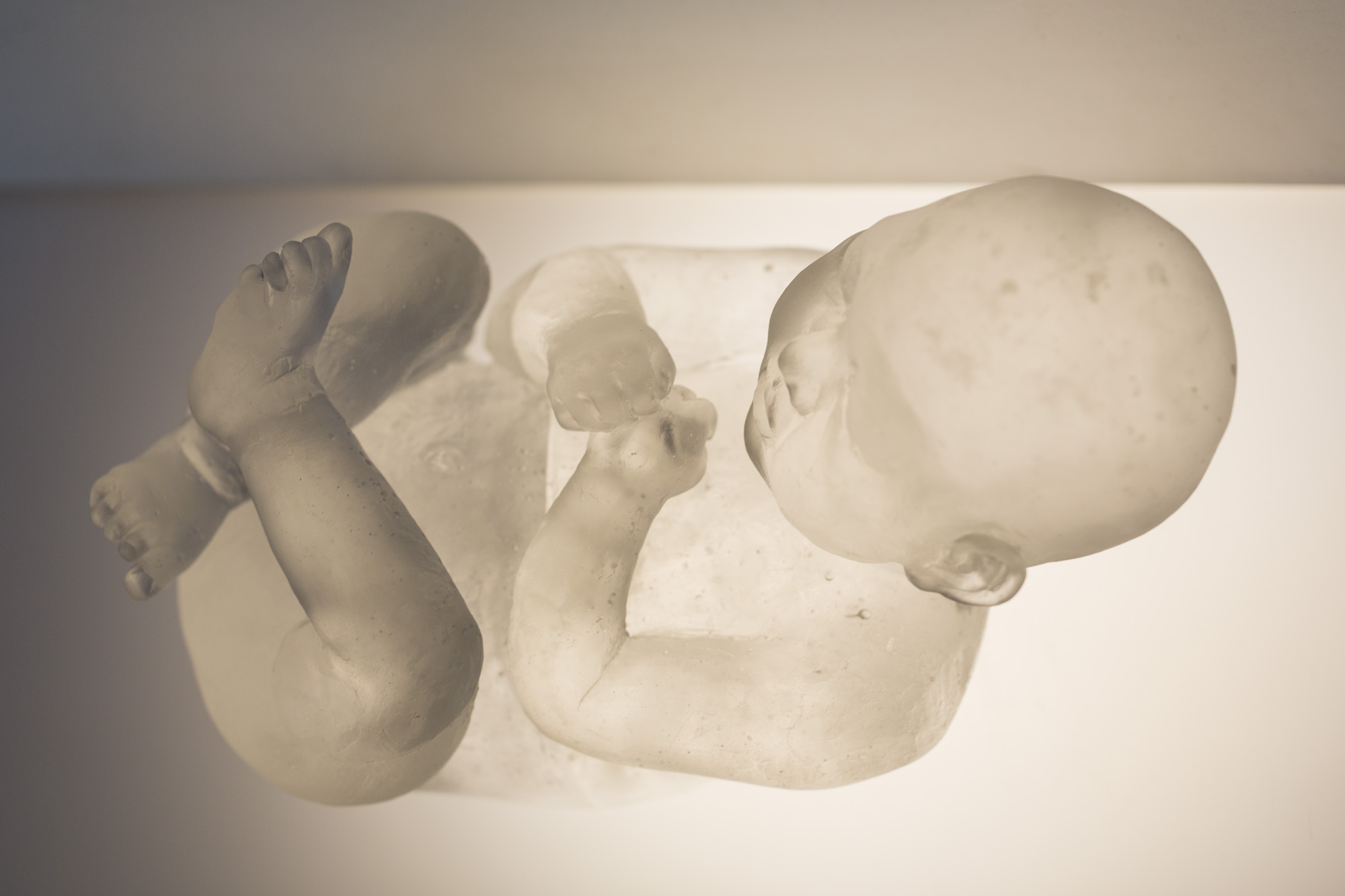 eine Glasskulptur eines Babys