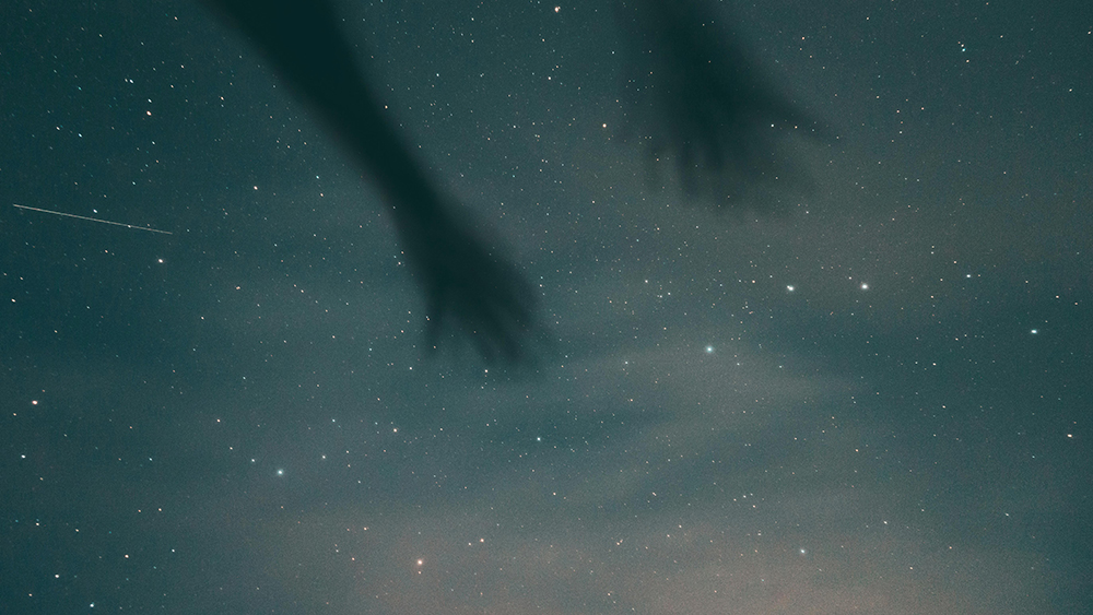 Zu sehen ist ein nächtlicher Sternenhimmel mit einer Sternschnuppe und den Schatten zweier Arme