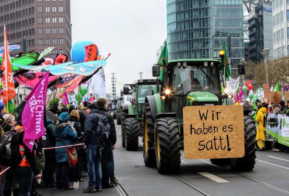 Demozug bei "Wir haben es satt" mit Demonstranten und Traktoren