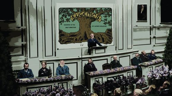Ein Bild aus dem Film "A Dangerous Idea" das Mitglieder der Eugenik-Bewegung bei einer Konferenz darstellt.