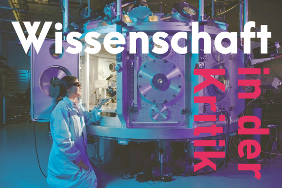 Eine Frau schaut in eine große Maschine