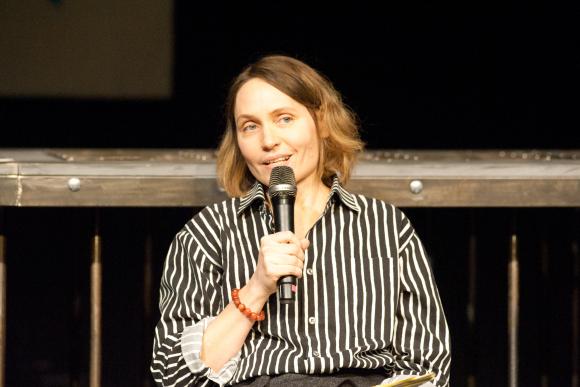 Tina Sander hält einen Vortrag.