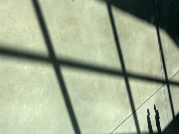 Schatten eines Fensters und zwei Menschen