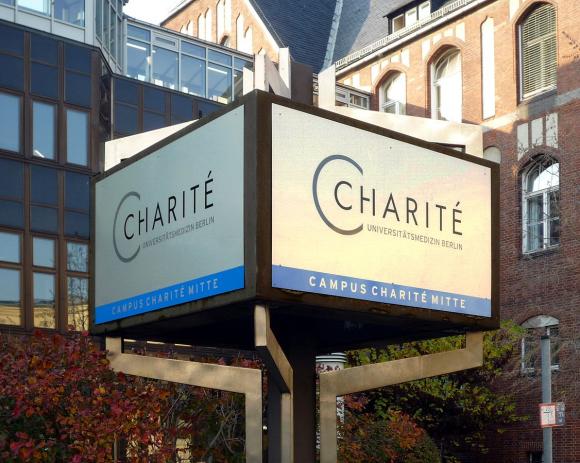 Logo der Charité, Campus Berlin Mitte, Luisenstrasse