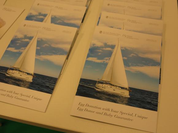 Werbebroschüre für Angebote assistierter Reproduktion