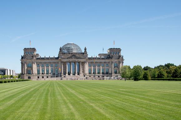 Reichstag mit großer Wiese davor
