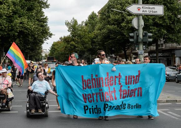 Ein Foto von Demonstrant*innen bei der Pride Parade 2013