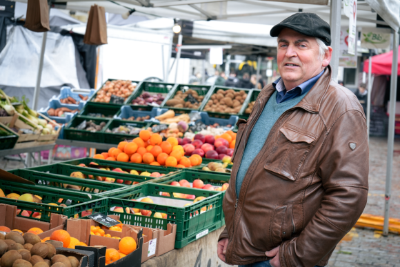 Martin Häusling vor Obst und Gemüse