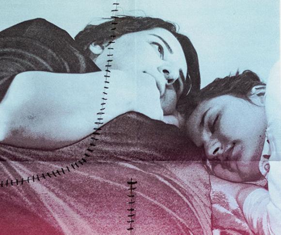 „Filmplakat von ‚9-Month Contract‘: Schwarz-weißes Foto einer Frau mit Kind, durchzogen von grafischen Nähten, Titel in pinker Schrift.