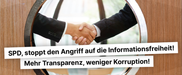 Blick durch ein rundes Fenster auf zwei geschüttelte Hände von Anzugträgerinnen. Darüber der Schriftzug "SPD, stoppt den Angriff auf die Informationsfreiheit! Mehr Transparenz, weniger Korruption!"