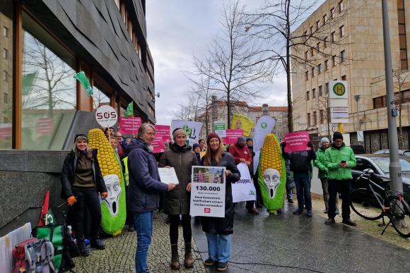 Unterschriftenübergabe BMLEH 26.11.25