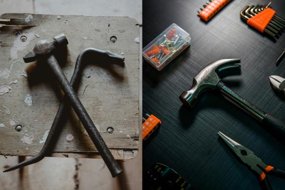 Gegenüberstellung zweier Werkzeuge: auf der linken Seite ein alter rostiger Hammer gekreuzt mit einer Brechstange auf einem staubigen, beschädigten Holzschemel, auf der rechten Seite ein fabrikneuer Hammer, umgeben von präzise ausgerichteten Werkzeugen auf sauberem Untergrund.
